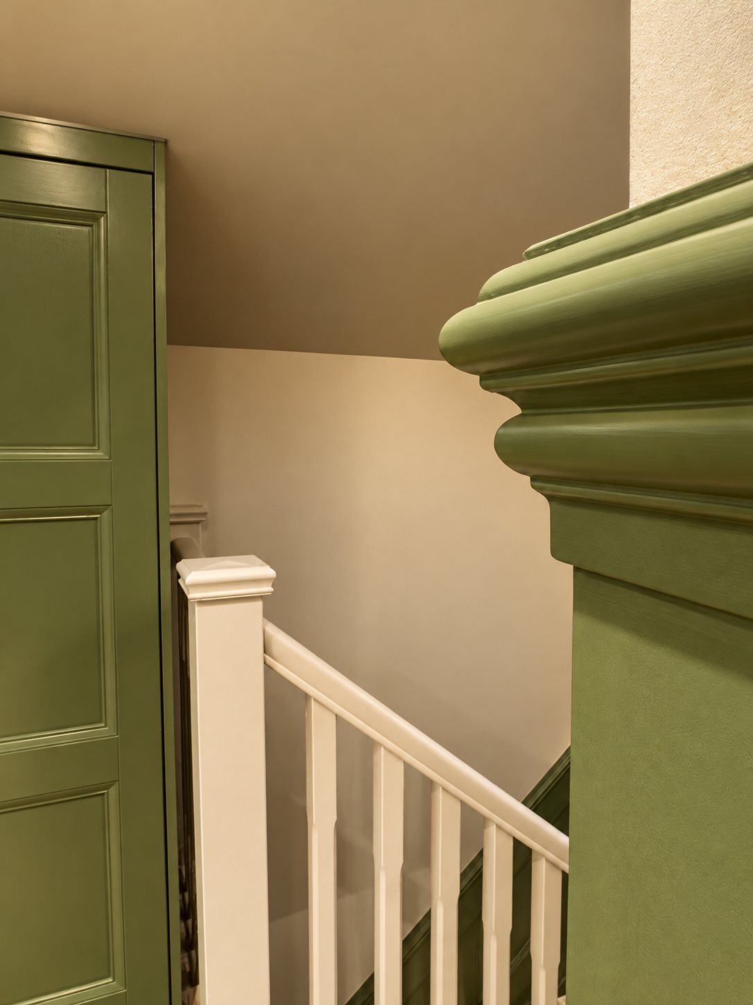 Close view of the green panelling profile beside the staircase